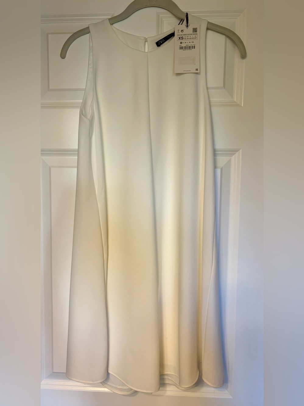 Zara White Flowy Knee-Length Sleeveless Dress with A-Line Silhouette - Picture 2 of 7